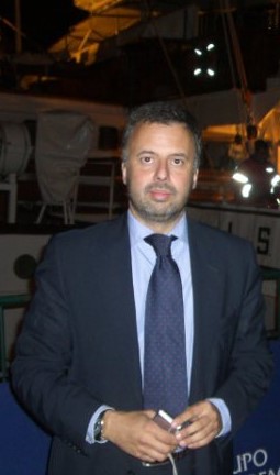 Pedro R. Palos-Sánchez junto al buque escuela Juan Sebastián de Elcano