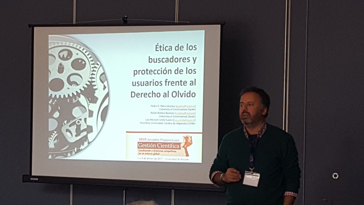 Pedro R. Palos-Sánchez presentando su ponencia sobre ética de los buscadores y derecho al olvido en las XXVII Jornadas Hispano-Lusas de Gestión Científica