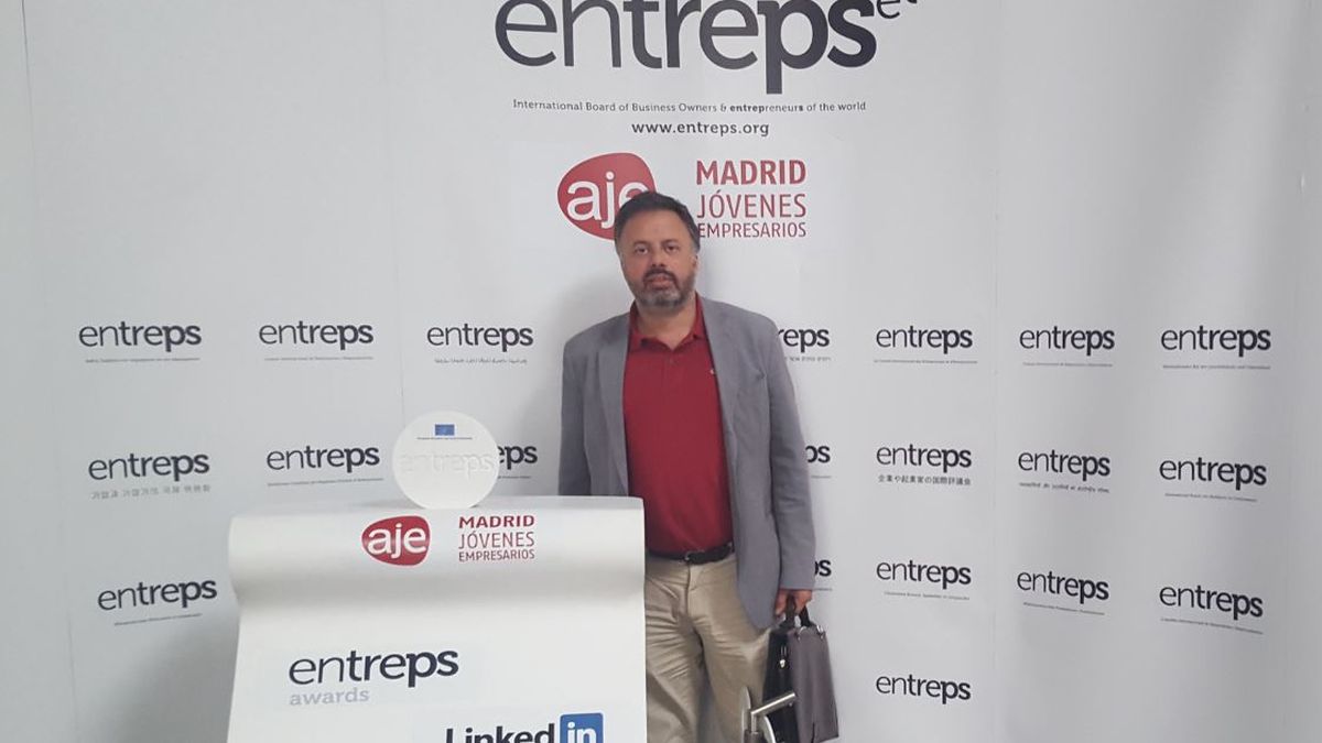 Pedro R. Palos-Sánchez ante el panel de los Entreps Awards de AJE Madrid Jóvenes Empresarios
