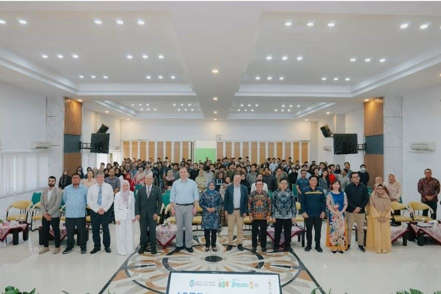Foto de grupo de ponentes y asistentes del 9th ICEB en la Universitas Airlangga, con Pedro R. Palos-Sánchez en primera fila
