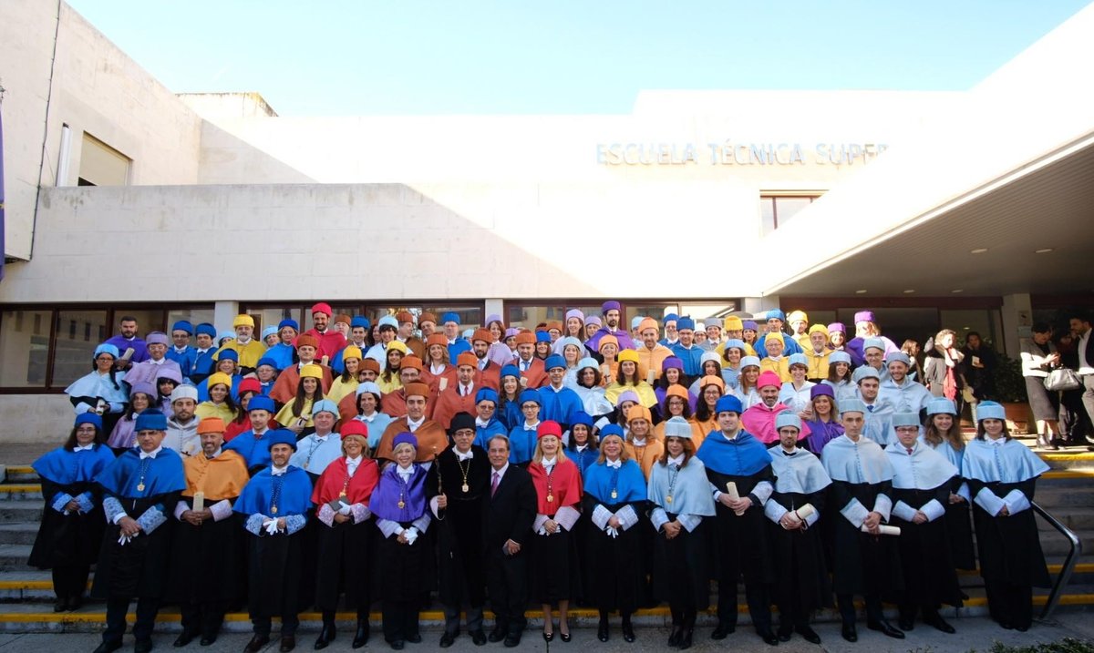 Foto de grupo de doctores con toga y birrete en la ceremonia de entrega de los Premios Extraordinarios de Doctorado de la Universidad de Sevilla