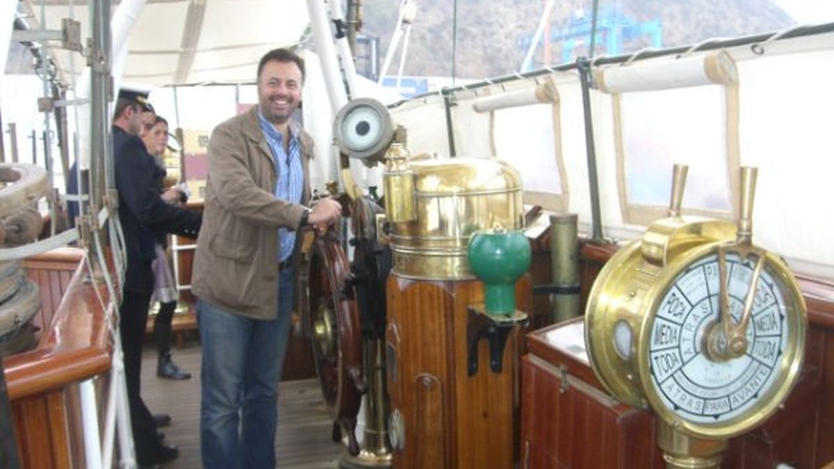 Pedro R. Palos-Sánchez en el puente de mando del buque escuela Juan Sebastián de Elcano, junto al timón y el telégrafo de órdenes