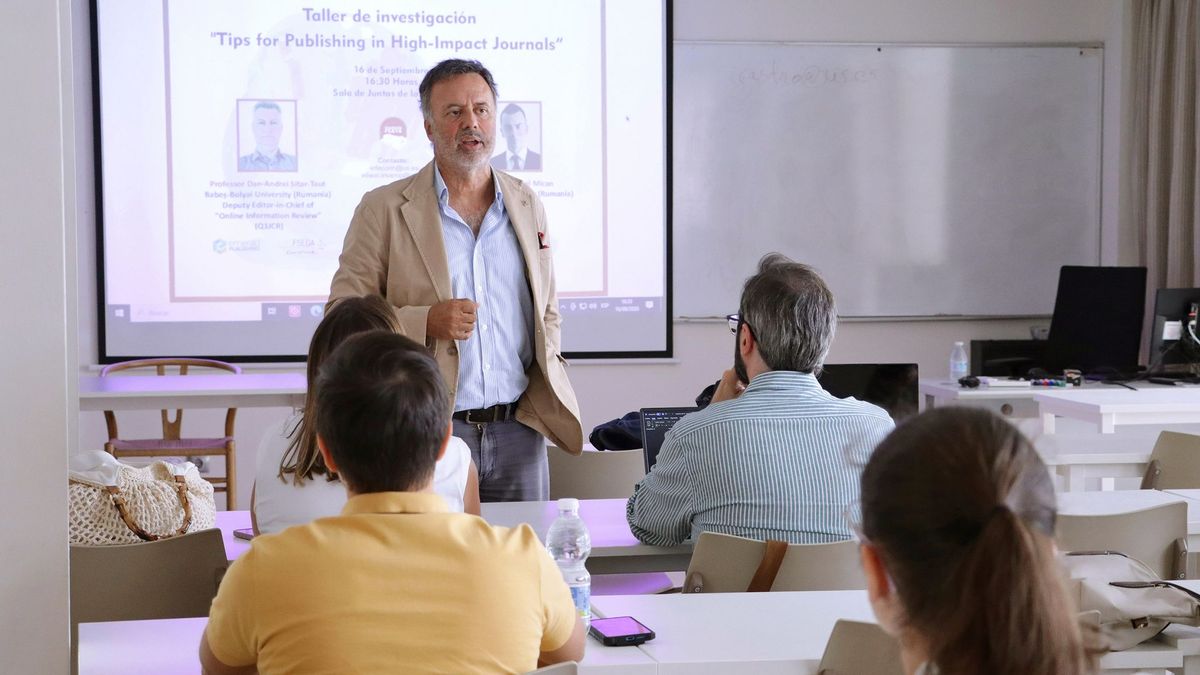 Pedro R. Palos-Sánchez impartiendo el taller Tips for Publishing in High-Impact Journals