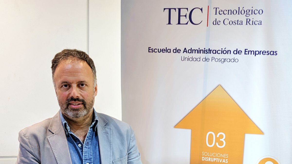 Pedro R. Palos-Sánchez junto al cartel del Doctorado en Dirección de Empresas del Tecnológico de Costa Rica