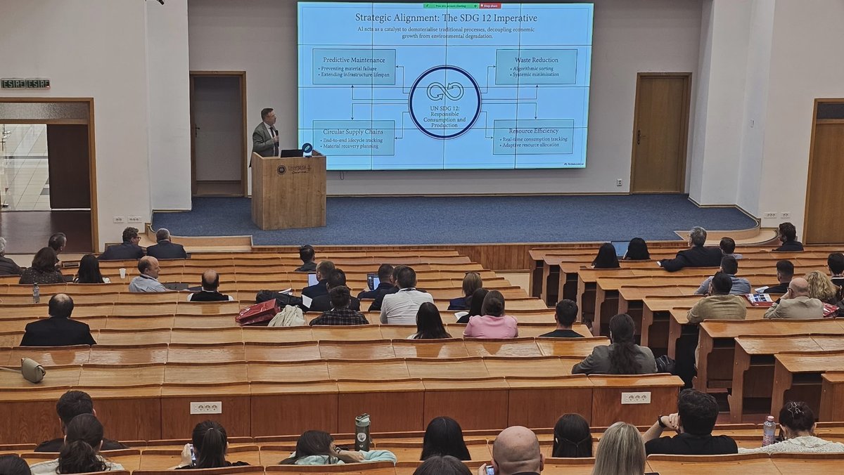 Pedro R. Palos-Sánchez impartiendo una ponencia sobre inteligencia artificial y el ODS 12 en un auditorio de la Universidad Babeș-Bolyai