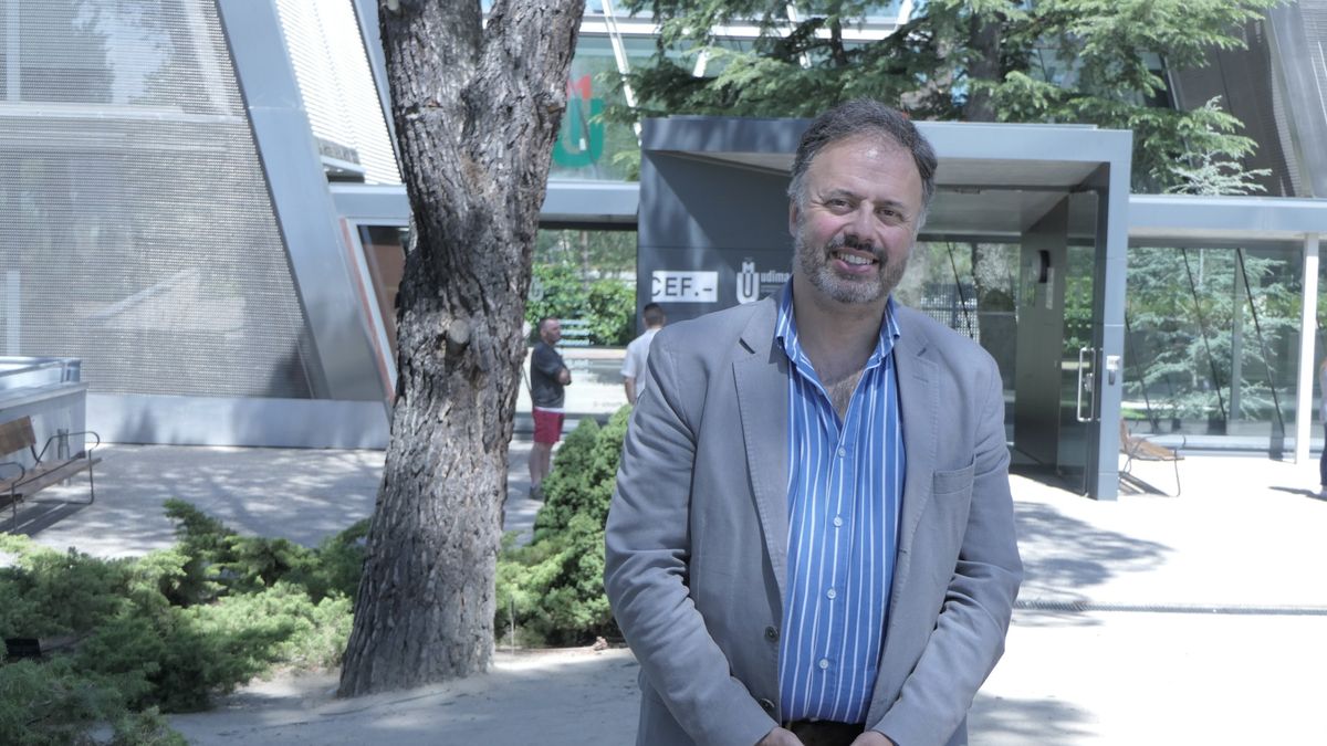 Pedro R. Palos-Sánchez frente a la entrada del campus de UDIMA