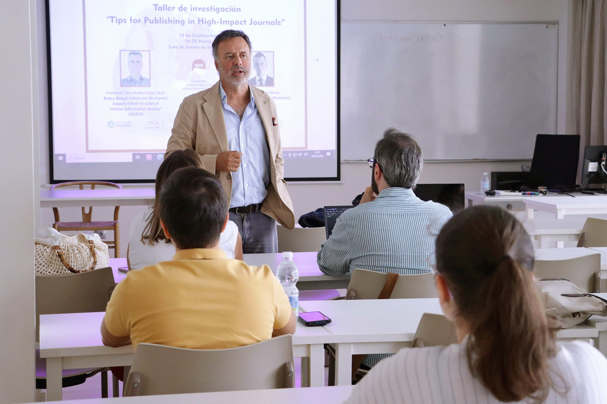 Pedro R. Palos-Sánchez impartiendo el taller Tips for Publishing in High-Impact Journals