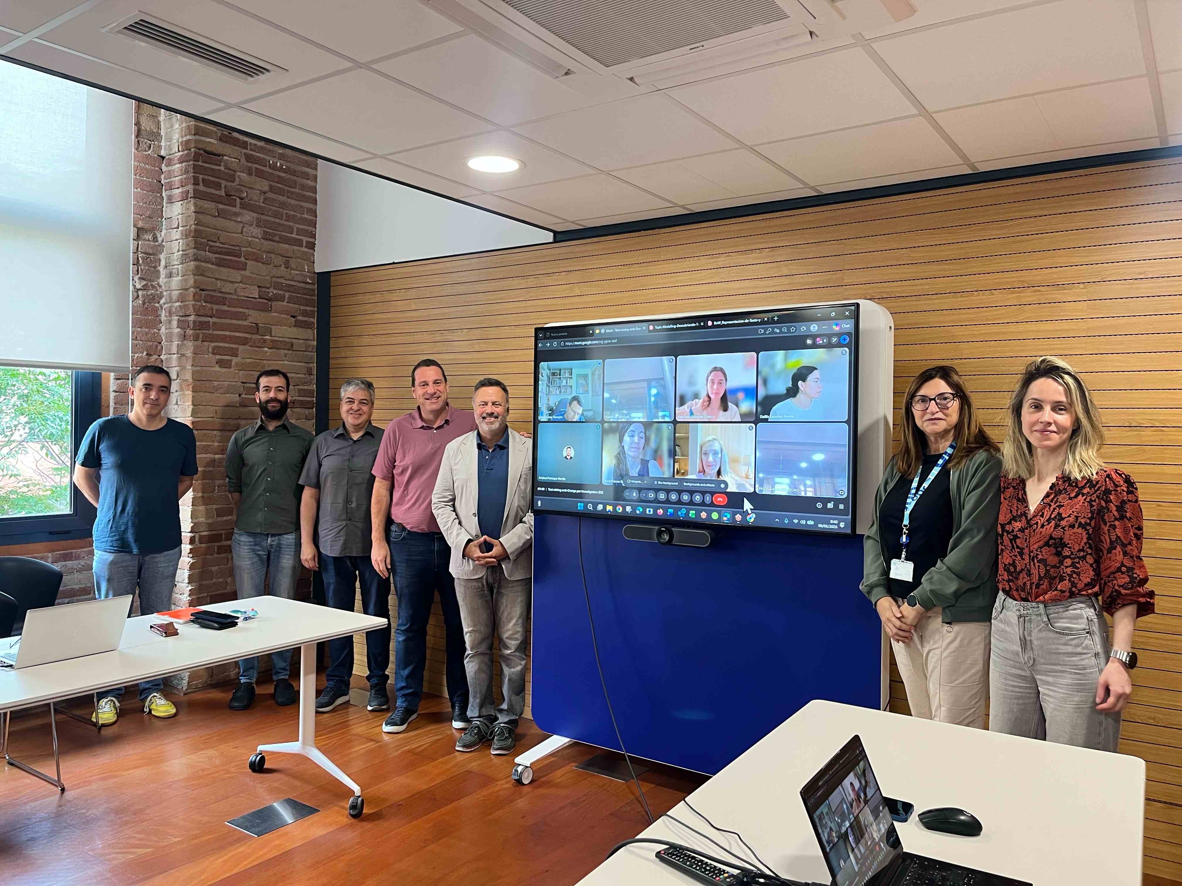 Grupo de investigadores en la sesión de text mining de la UOC